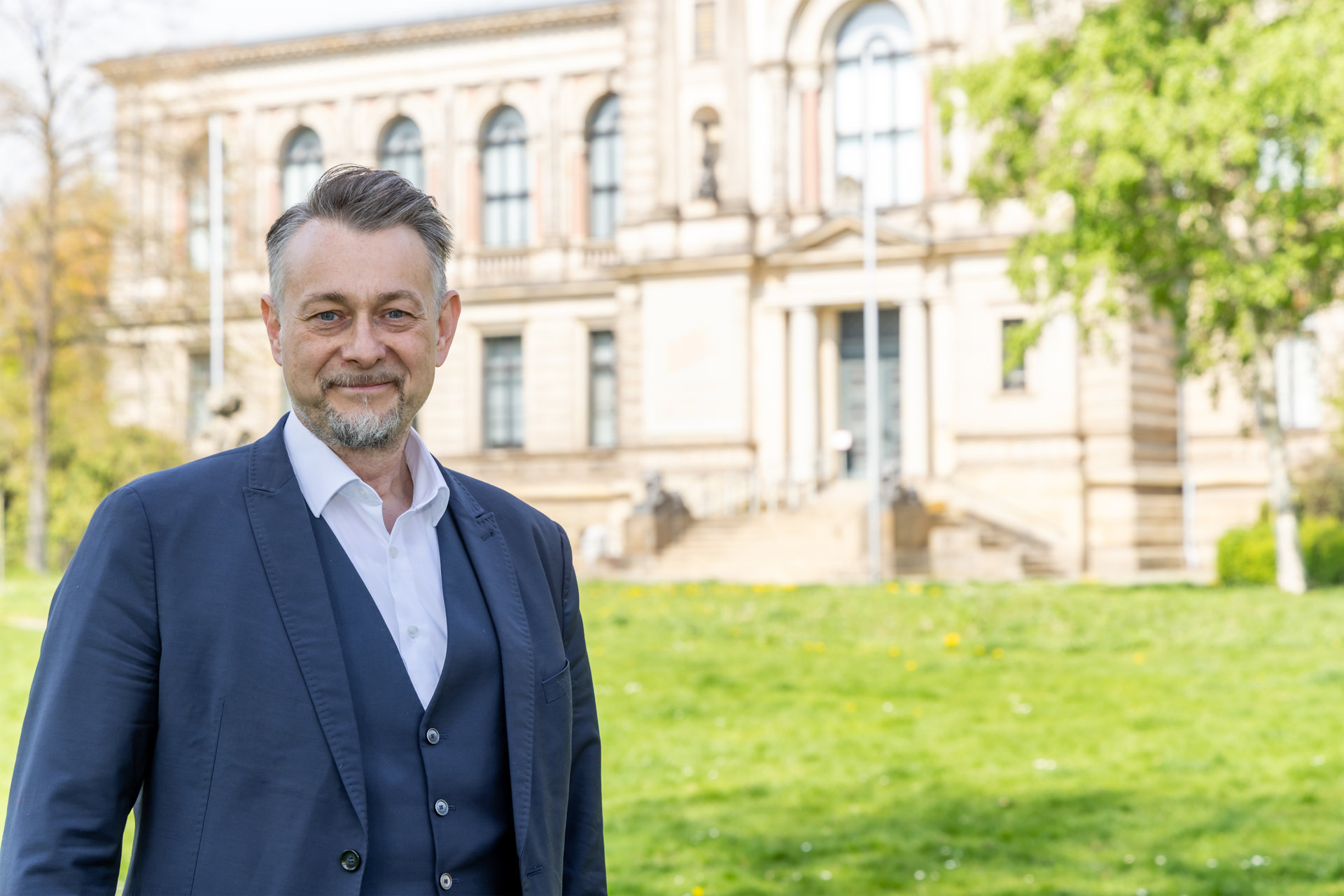 Portrait von Ivica Lukanic vor der Bibliothek
